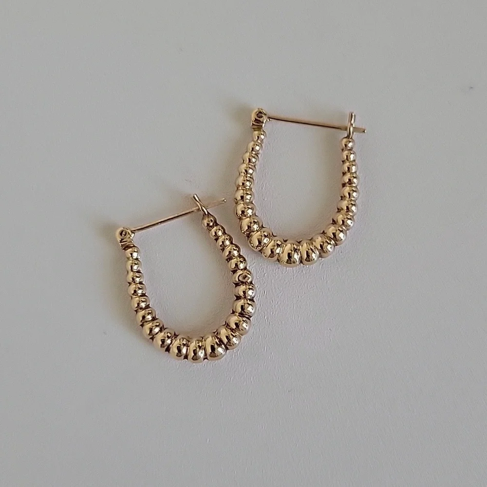 Gold horseshoe hoops - Picture 1 of 3